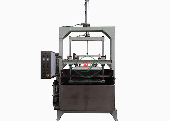 Sun, der die kleine Wegwerfpapiereierablage bildet Maschine mit Edelstahl trocknet
